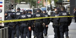 Αστυνομικοί έξω από το Time Warner Center/ Φωτογραφία: AP- Kevin Hagen