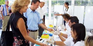 Γυναίκα δίνει αίμα για μέτρηση σάκχαρου στο Σύνταγμα / Φωτογραφία: EUROKINISSI - Βασίλης Παπαδόπουλος