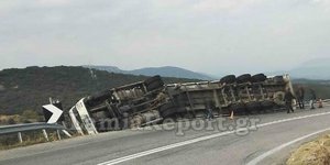 Εκτροπή νταλίκας στην επαρχιακή οδό Λαμίας-Δομοκού