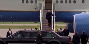 Ο Ντόναλντ Τραμπ ανεβαίνει στο προεδρικό του αεροσκάφος. 