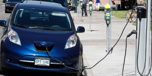 Ηλεκτρικό αυτοκίνητο την ώρα που φορτίζει/Φωτογραφία: ΑΡ