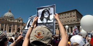 Αφίσα της εξαφανισμένης Εμανουέλα Ορλάντι. Φωτογραφία: AP