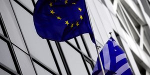 Η ελληνική και η σημαία της Ευρωπαϊκής Ενωσης/Φωτογραφία: ΑΡ