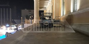 Η εικόνα του παλιού Fiat Panda παρατημένο στο προαύλιο του Κοινοβουλίου είναι για γέλια και για κλάματα