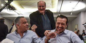 Γέλια Φίλη με Σκουρλέτη