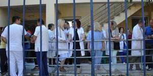 Γιατροί σε προαύλιο νοσοκομείου/Φωτογραφία: Eurokinissi