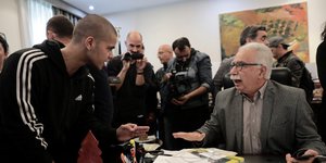 Μαθητές και φοιτητές εισέβαλαν στο γραφείου του Γαβρόγλου/Φωτογραφία: IntimeNews