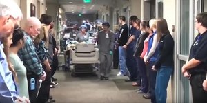 Εργαζόμενοι και μη του νοσοκομείου αποτίουν φόρο τιμής στον δωρητή οργάνων. Φωτογραφία: YouTube