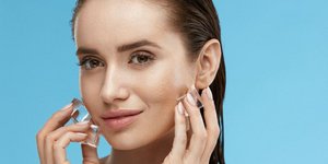 Μια γυναίκα βάζει παγάκι στο πρόσωπό της