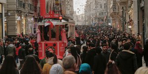 Διαβάτες στην κεντρική λεωφόρο Istiklal της Κωνσταντινούπολης (Φωτογραφία αρχείου:AP/Emrah Gurel)