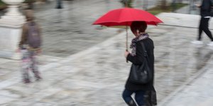 Απαραίτητη η ομπρέλα την Τετάρτη/ Φωτογραφία: EUROKINISSI- ΛΥΔΙΑ ΣΙΩΡΗ
