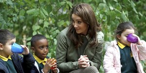Η Κέιτ Μίντλετον συνομιλεί με παιδιά στο πάρκο