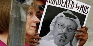 Διαδήλωση έξω από το προξενείο της Σ. Αραβίας στην Κωνσταντινούπολη (Φωτογραφία: AP/Jacquelyn Martin)