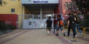 Μαθητές πάνε στο σχολείο/ Φωτογραφία:  George Vitsaras / SOOC