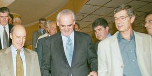 Ο Αντώνης Κοτσακάς (δεξιά) δίπλα στον Ακη Τσοχατζόπουλο (μέση) στο συνέδριο του ΠΑΣΟΚ το 2001 -Φωτογραφία: Eurokinissi/ΧΡΗΣΤΟΣ ΜΠΟΝΗΣ