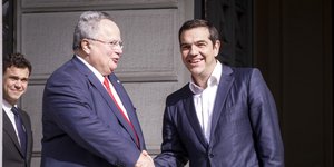 Ο Νίκος Κοτζιάς με τον Αλέξη Τσίπρα/ Φωτογραφία: EUROKINISSI- ΓΙΩΡΓΟΣ ΚΟΝΤΑΡΙΝΗΣ
