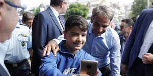 Selfie του Κυριάκου με πιτσιρικά στην πόλη της Αρτας- φωτογραφία eurokinissi