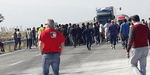 Πρόσφυγες απέκλεισαν την Εθνική οδό Λάρισας-Τρικάλων (Φωτογραφία: onlarissa)