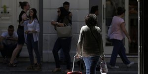 Κόσμος περπατάει στο κέντρο της Αθήνας / Φωτογραφία: AP