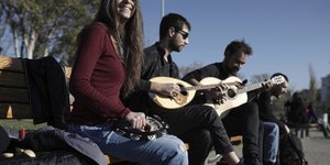 Νέοι παίζουν μουσικοί στον δρόμο/ Φωτογραφία: SOOC- Konstantinos Tsakalidis