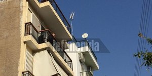 Κρατούσαν αστυνομικό δεμένο σε διαμέρισμα