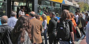 Ουρά σε λεωφορείο του ΟΑΣΑ/ Φωτογραφία: Eurokinissi- ΚΑΤΩΜΕΡΗΣ ΚΩΣΤΑΣ
