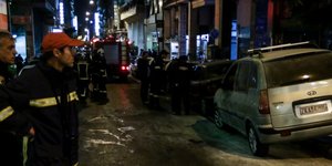 4 αστυνομικοί τραυματίες και καμένα οχήματα της ΕΛΑΣ από επίθεση με μολότοφ στο ΑΤ Ομόνοιας -Φωτογραφία: EUROKINISSI/ΓΙΑΝΝΗΣ ΠΑΝΑΓΟΠΟΥΛΟΣ