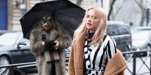 Γυναίκα ποζάρει στον φακό/Φωτογραφία Shutterstock