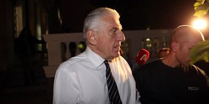 Ο Γιάννος Παπαντωνίου οδηγείται στην φυλακή με χειροπέδες -ΑΠΕ-ΜΠΕ/ΟΡΕΣΤΗΣ ΠΑΝΑΓΙΩΤΟΥ