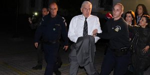 Ο Γιάννος Παπαντωνίου με χειροπέδες /Φωτογραφία: Intime News