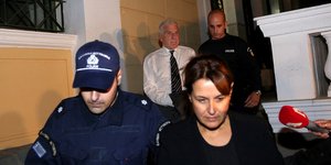 Η πρώτη νύχτα του Γιάννου Παπαντωνίου και της Σταυρούλας Κουράκου στον Κορυδαλλό -Φωτογραφία: ΑΠΕ-ΜΠΕ/ΟΡΕΣΤΗΣ ΠΑΝΑΓΙΩΤΟΥ