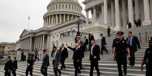 Ρεπουμπλικάνοι γερουσιαστές έξω από το Καπιτώλιο. Φωτογραφία: AP Photo/Alex Brandon