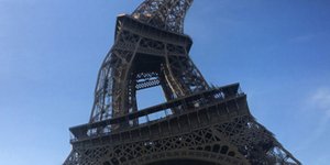 Η viral φωτογραφία τουρίστα με τον Πύργο του Αιφελ/ Φωτογραφία: Twitter