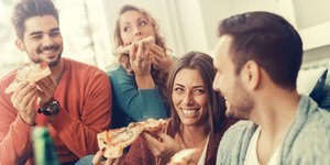 Παρέα τρώει πίτσα/Φωτογραφία Shutterstock