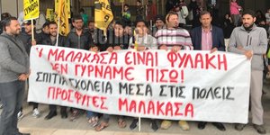 Συγκέντρωση διαμαρτυρίας προσφύγων έξω από το υπουργείο Μεταναστευτικής πολιτικής