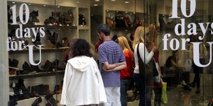 Ξεκινούν την Πέμπτη οι ενδιάμεσες φθινοπωρινές εκπτώσεις/Φωτογραφία: Eurokinissi