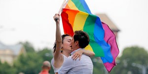 Υπέρ του παραδοσιακού γάμου μεταξύ ομόφυλων ψηφίζουν σήμερα οι Ρουμάνοι. Φωτογραφία: AP