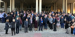 Οι καθηγητές έξω από τη Φιλοσοφική σήμερα το πρωί / Φωτογραφία: Intimenews