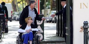 Ο σύζυγος της Σαμάνθα Μαρκλ προσπαθεί να παραδώσει σημείωμα προς την Μέγκαν Μαρκλ / Φωτογραφία: Splash News