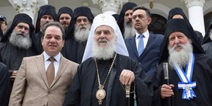 Ο Πατριάρχης Σερβίας (μέση) και ο πολιτικός διοικητής του Αγ. Ορους Κωστής Δήμτσας (αριστερά) -Φωτογραφία: romfea.gr