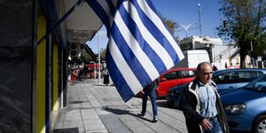 Σημαιοστολισμός σε γειτονιά της Θεσσαλονίκης ενόψει του εορτασμού της 28ης Οκτωβρίου/Φωτογραφία: Intimenews