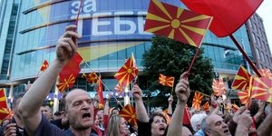 Η αγωνία κορυφώνεται στα Σκόπια για το αν θα βρεθεί πλειοψηφία 2/3 για τη συνταγματική αναθεώρηση (Φωτογραφία: AP/Boris Grdanoski)