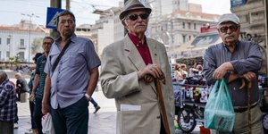 Συνταξιούχοι στο κέντρο της Αθήνας / Φωτογραφία: Nick Paleologos / SOOC