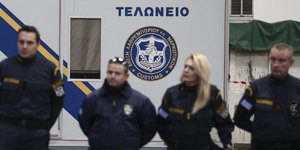 Αστυνομικοί στο τελωνείο / Φωτογραφία: Nikos Libertas / SOOC