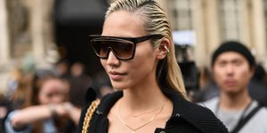 Γυναίκα ποζάρει στον φακό/Φωτογραφία Shutterstock