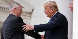 Ο Τραμπ με τον υπ. Αμυνας των ΗΠΑ