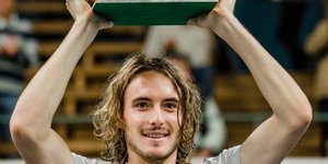 Η στιγμή που ο Στέφανος Τσιτσιπάς σηκώνει το κύπελλο στην Στοκχόλμη/ Φωτογραφία: Twitter