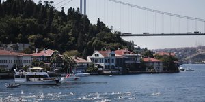 Πωλητήριο σε δεκάδες επαύλεις στον Βόσπορο/ Φωτογραφία: AP- Lefteris Pitarakis