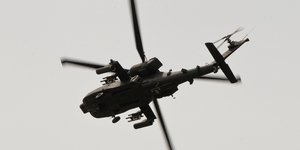 Αμερικανικό ελικόπτερο Apache εν πτήσει (Φωτογραφία αρχείου: ΑP/Vadim Ghirda)