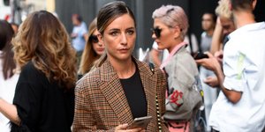 Γυναίκα ποζάρει στον φακό/ Φωτογραφία Shutterstock/ Street style photo